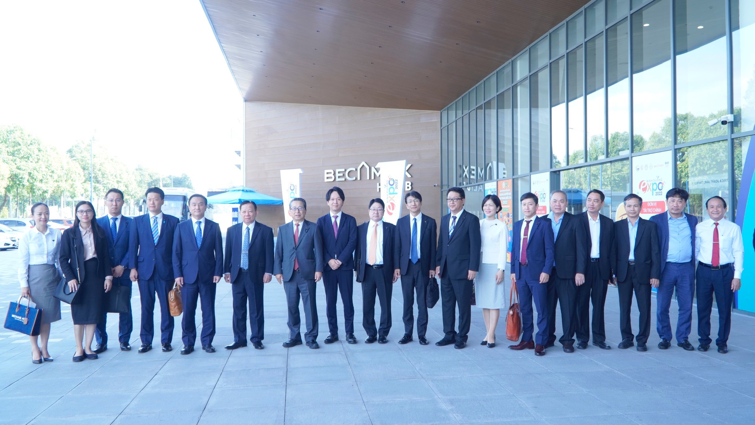 Đoàn đại biểu cấp cao tỉnh Yamaguchi (Nhật Bản) và Becamex IDC chụp ảnh lưu niệm.